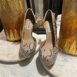 STEVE MADDEN HEEL - SIZE: 8 1/2
New without Tag